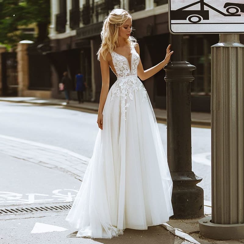 Boho Wedding Dresses Deep V Neck Appliques Lace Pearls Butons Back A-Line Tulle Formal Gown Beach Simple Bridal Dress
